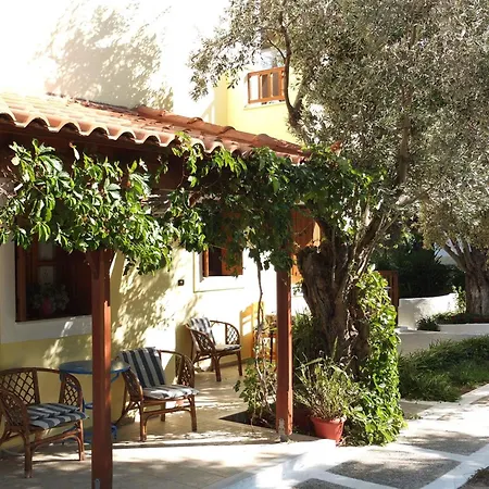 Tiki Rooms Μαραθόκαμπος Εξωτερικό φωτογραφία