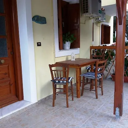 Tiki Rooms Μαραθόκαμπος Εξωτερικό φωτογραφία