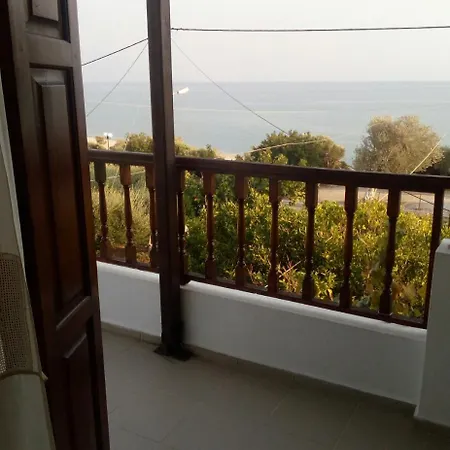 Tiki Rooms Μαραθόκαμπος Εξωτερικό φωτογραφία