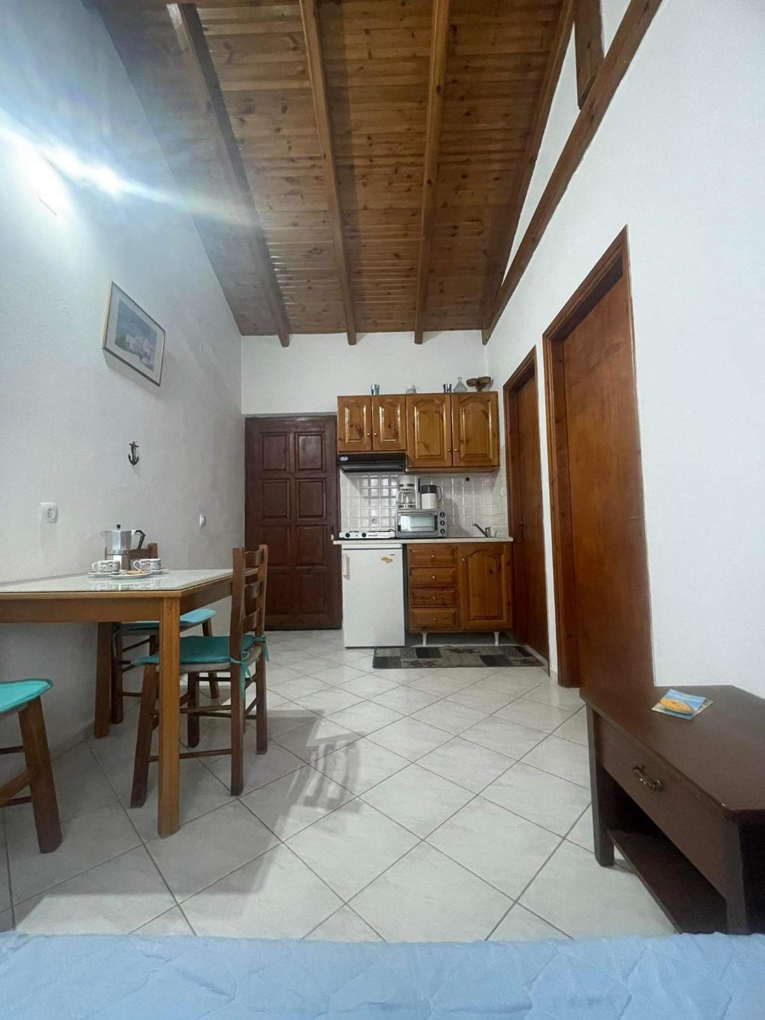 Tiki Apartment Marathokampos